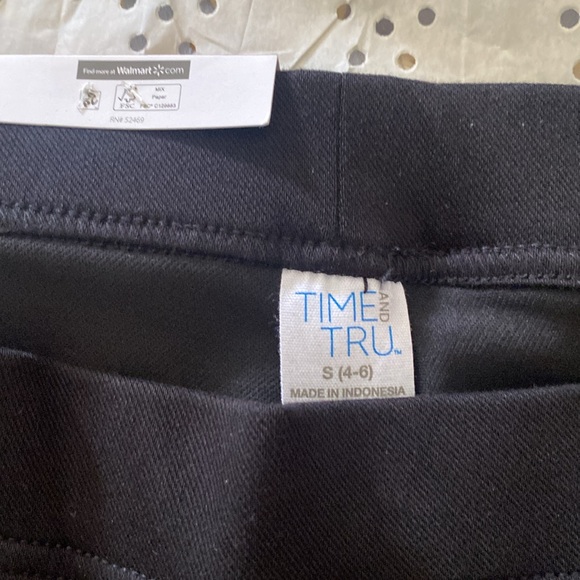 Time and Tru fitted strech capri in small size and black color - Picture 7 of 8